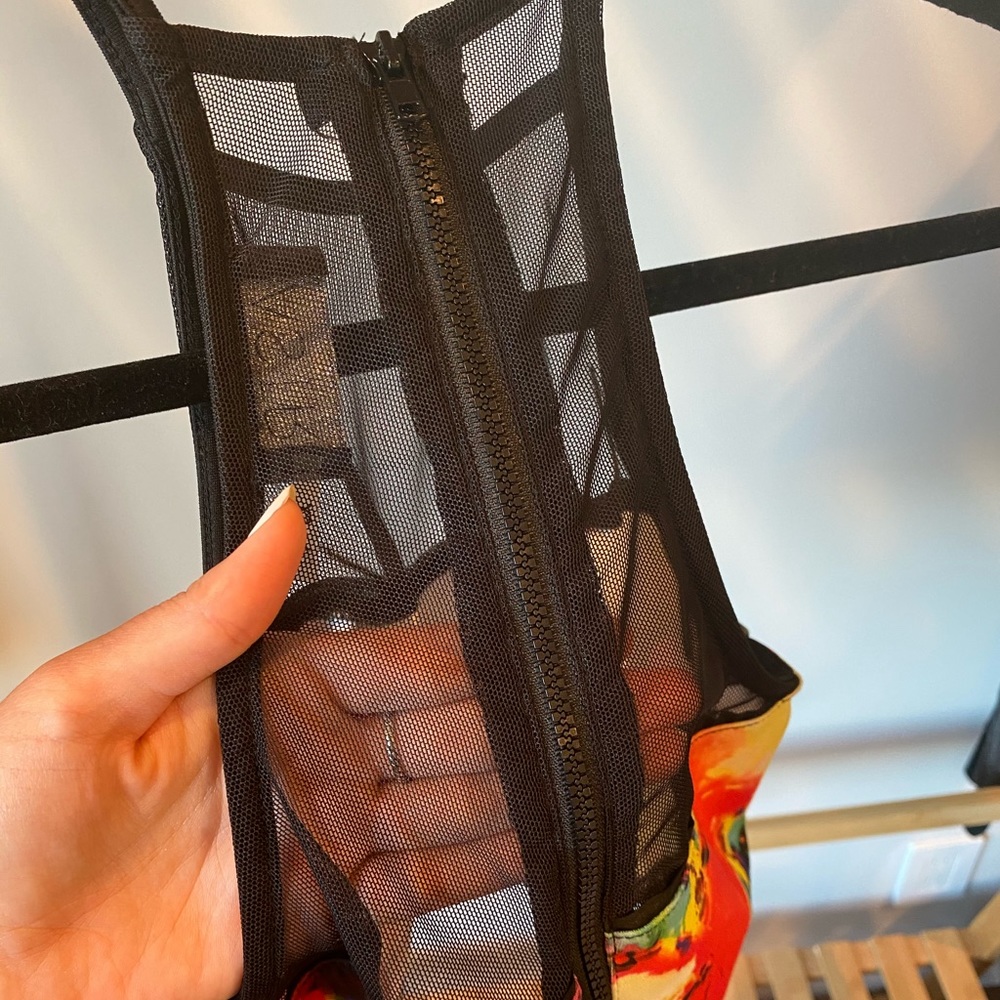 Astr: Cropped Tie-dye Razorback - Picture 4 of 5